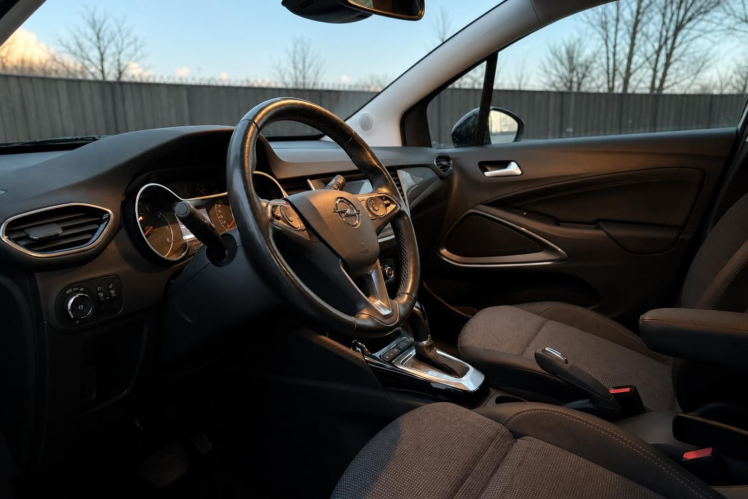 Opel Cockpit mit Lederlenkrad und Innenraumansicht