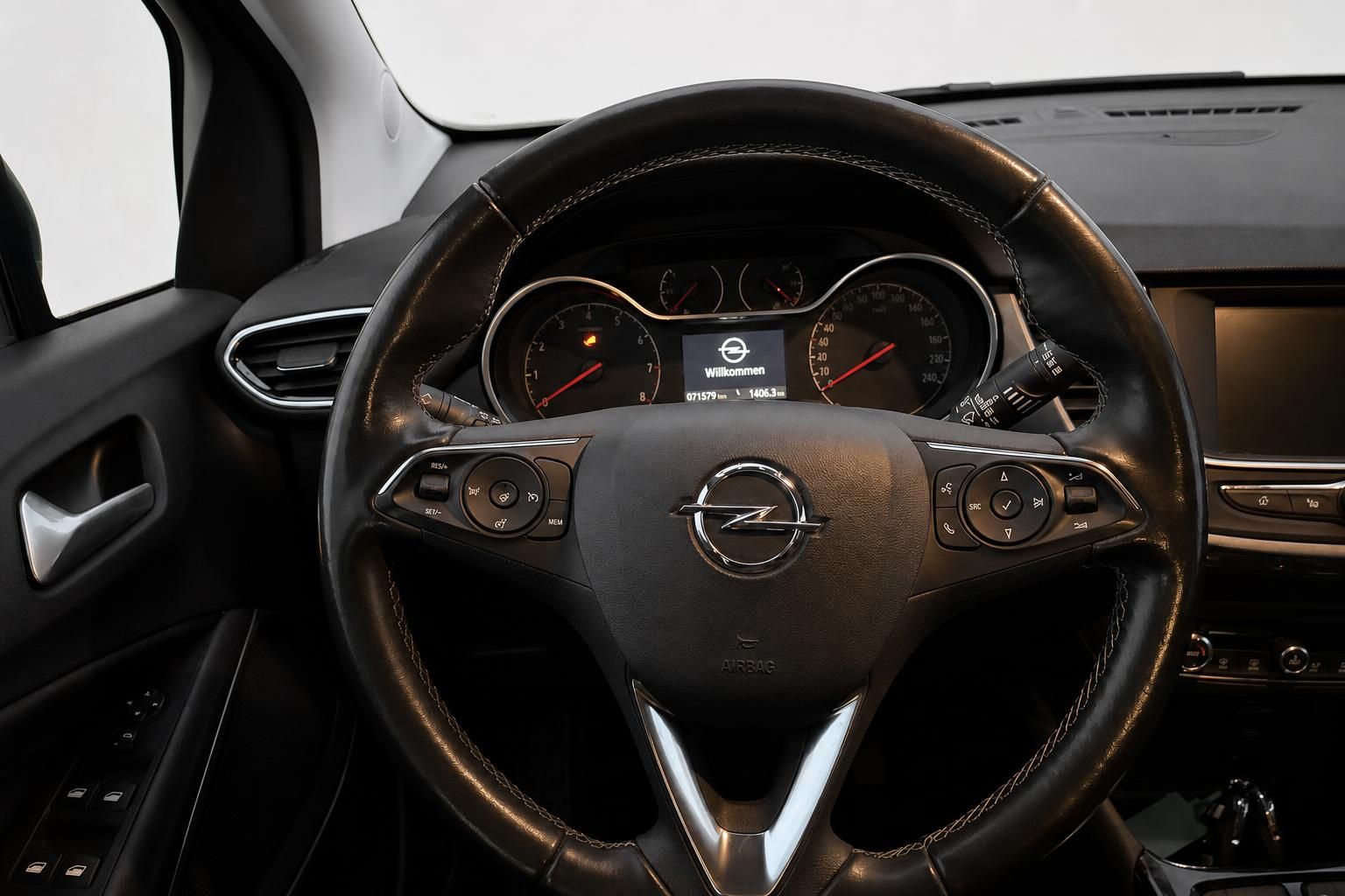 Opel Lenkrad mit Multifunktionstasten und Tacho im Detail