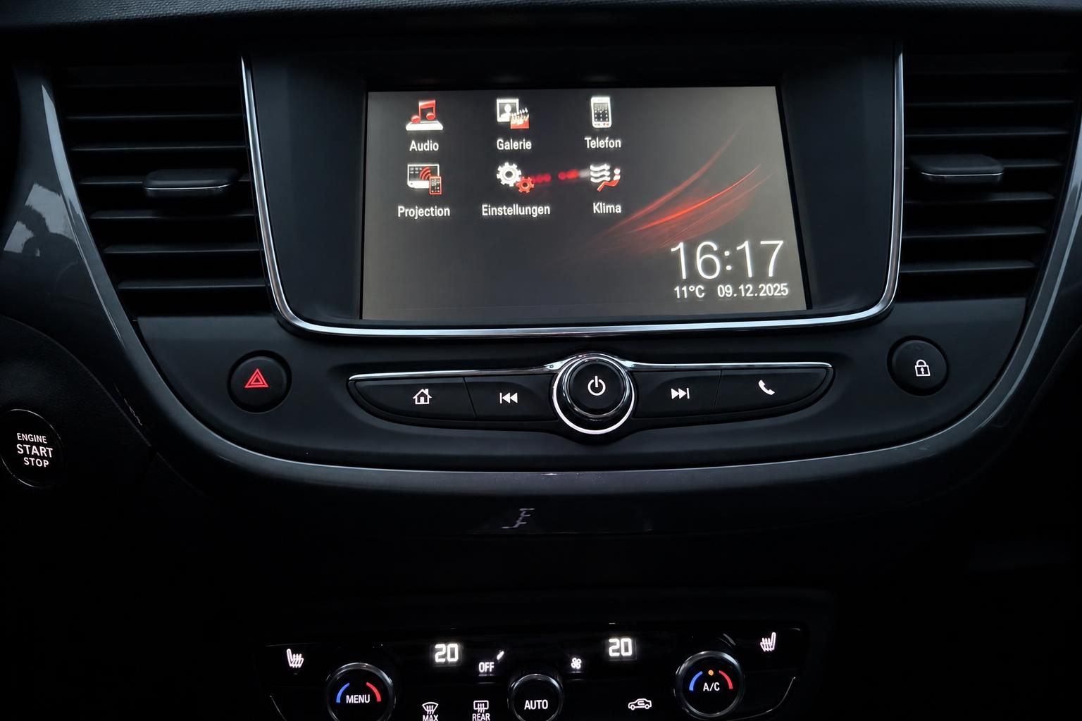 Opel Infotainment-Display mit Klimabedienung im Innenraum