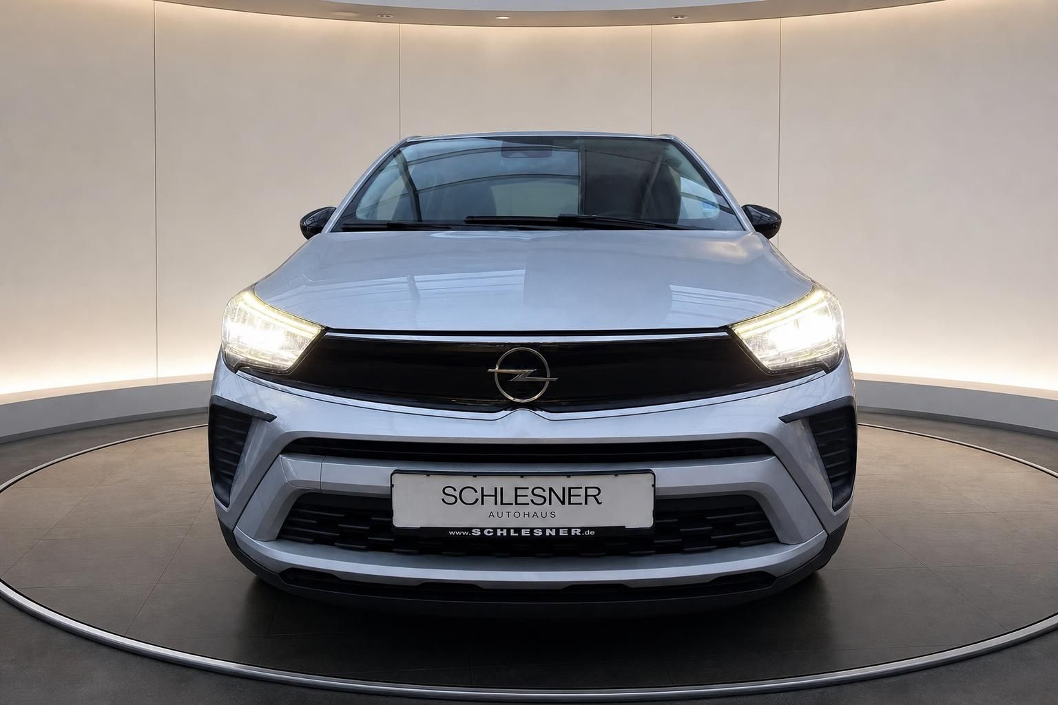 Opel Fahrzeug silber Frontansicht mit LED-Scheinwerfern