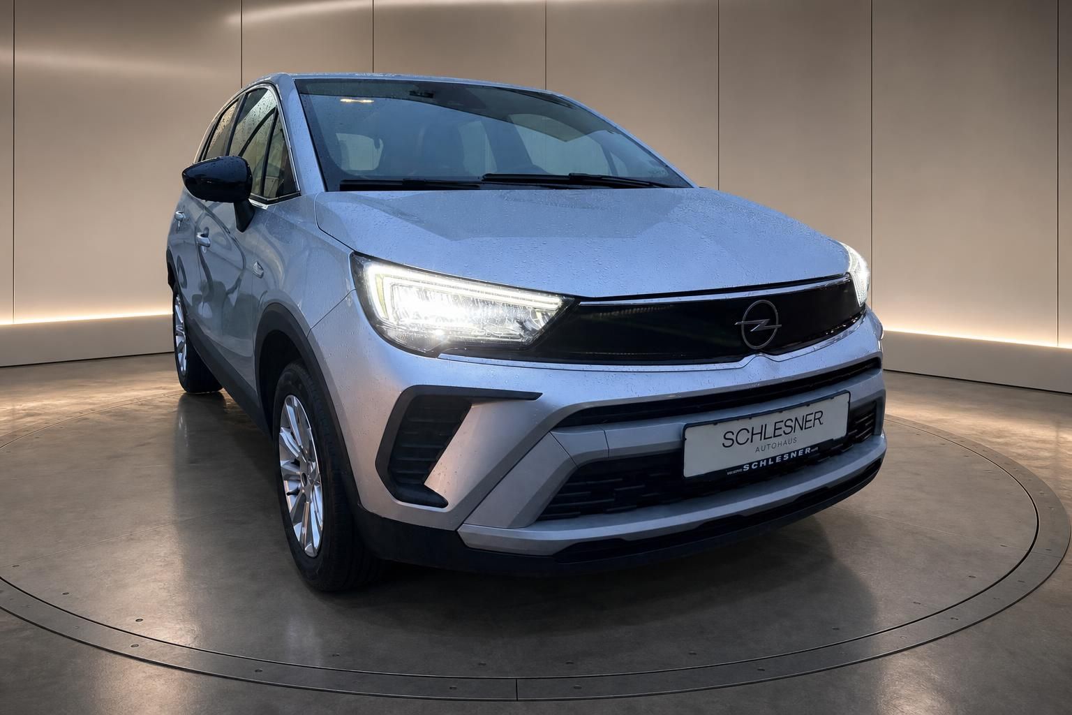 Silberner Opel Crossland Frontansicht im Autohaus Schlesner