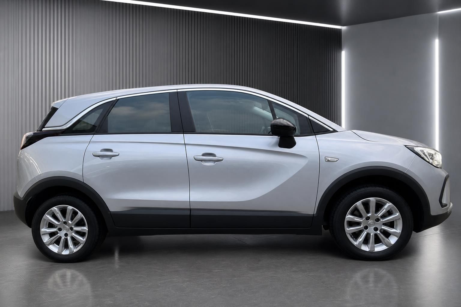 Opel Crossland silber Seitenansicht mit Leichtmetallfelgen