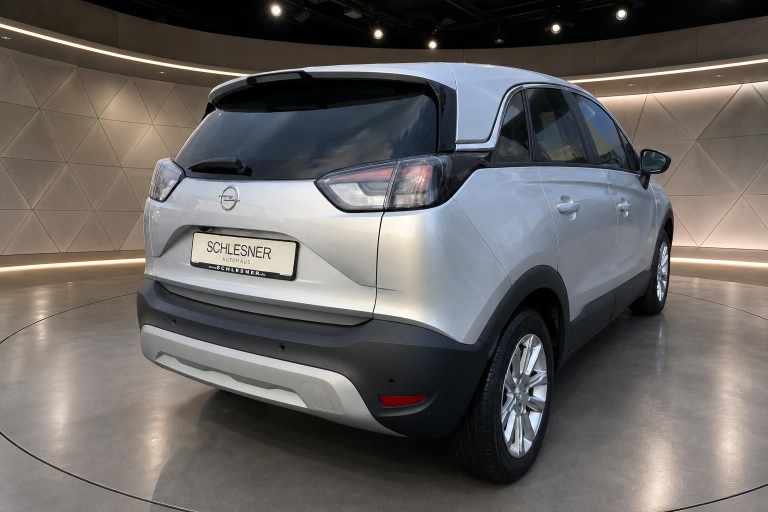 Opel Crossland silber Heck-Seitenansicht mit Alufelgen