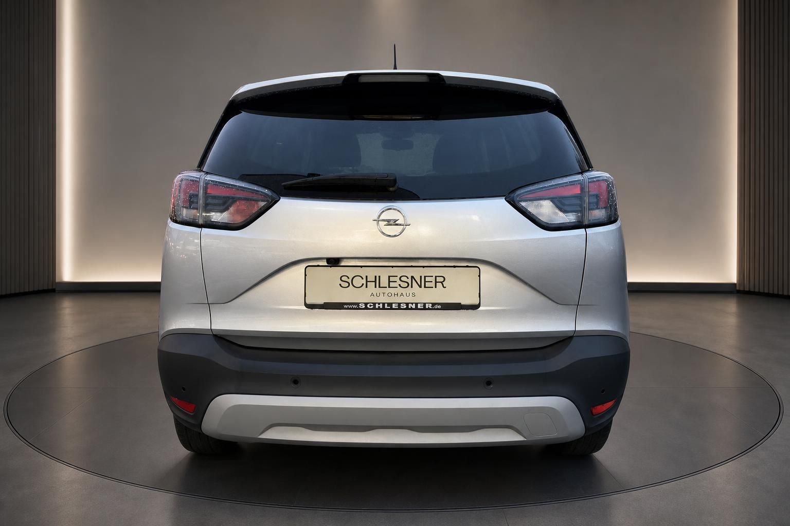 Opel Crossland Heckansicht silber in Ausstellung