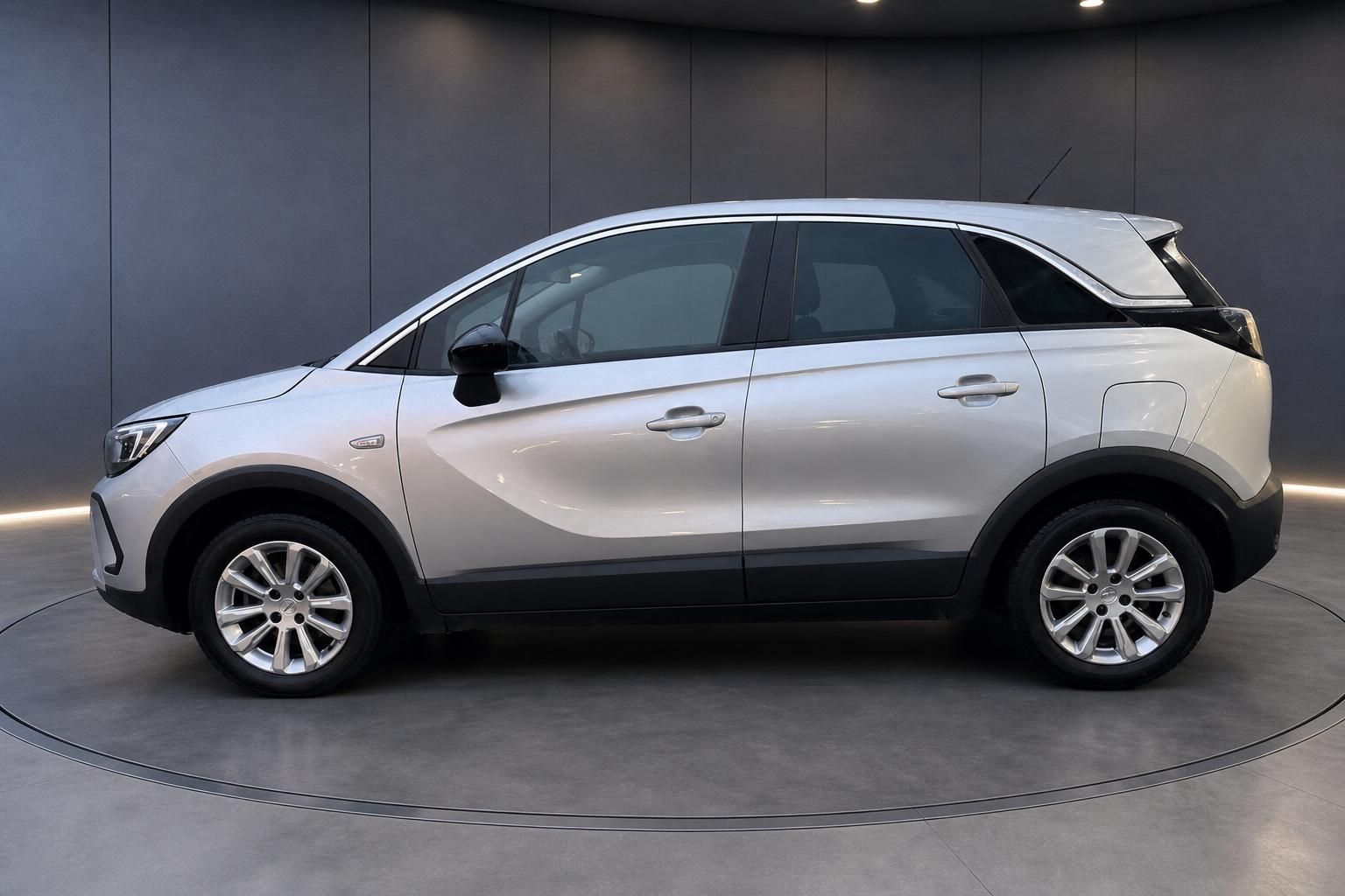Opel Crossland silber Seitenansicht in Halle