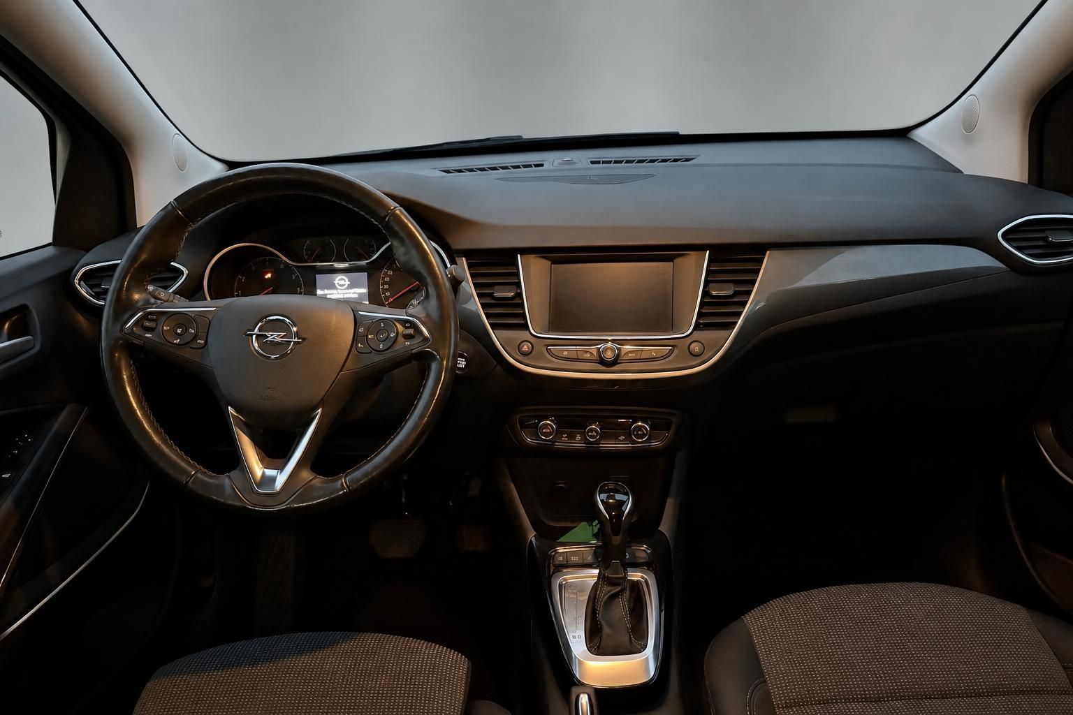 Opel Crossland Innenraum Cockpit mit Lenkrad und Display