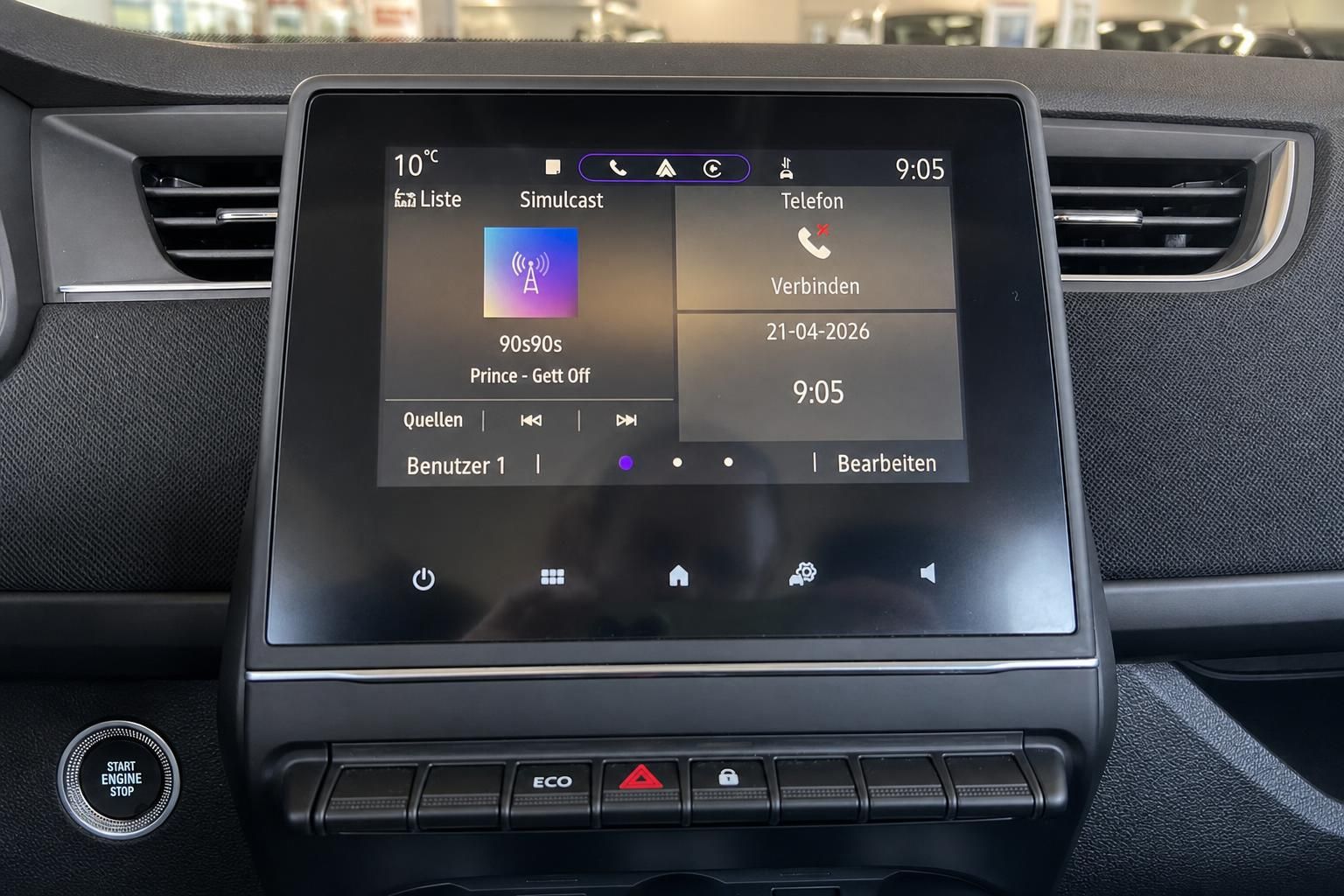 Renault Infotainment-Display mit Telefon- und Medienfunktionen im Fahrzeug-Innenraum