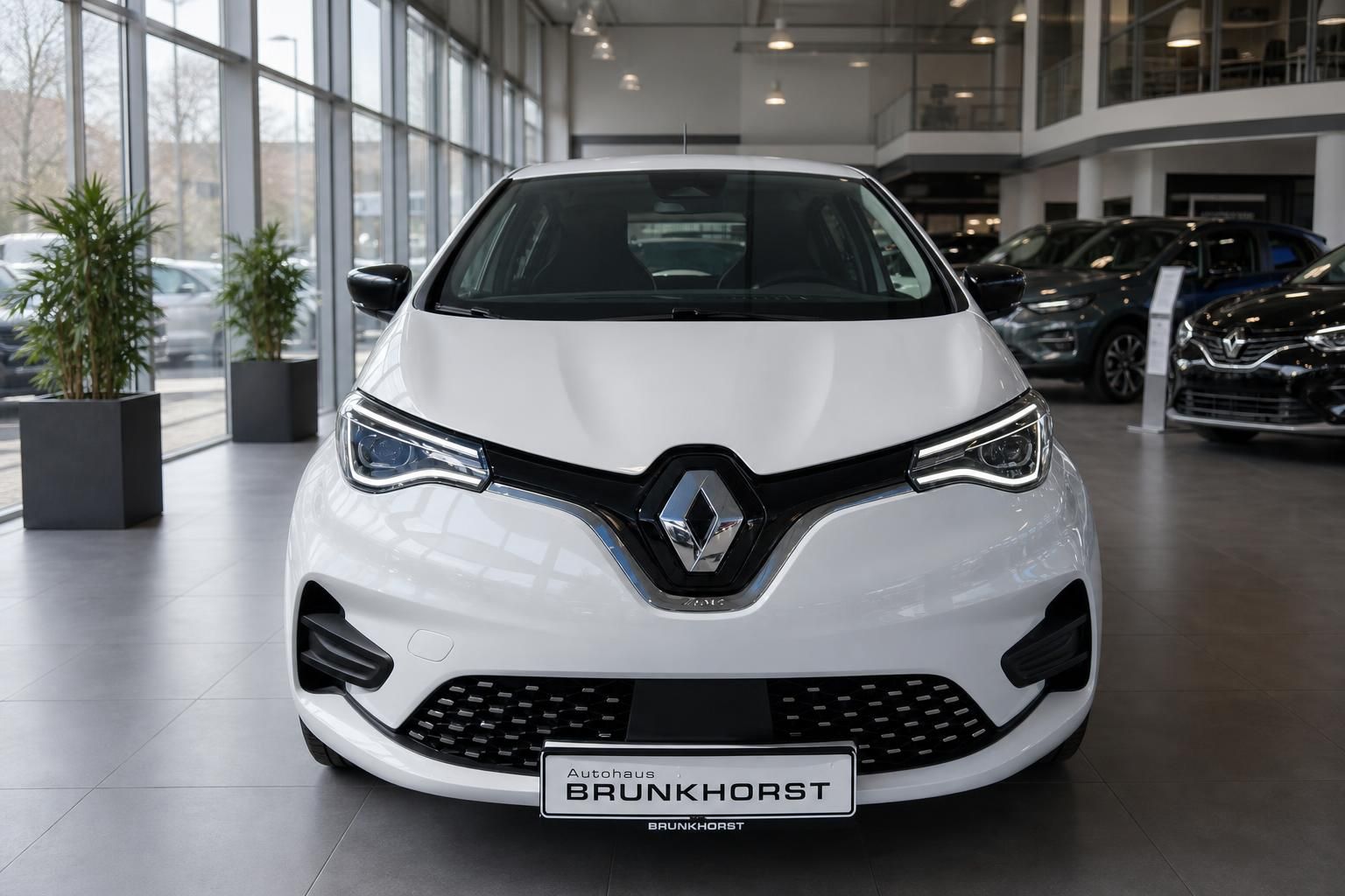 Renault ZOE Frontansicht - weiße Lackierung mit markanten LED-Scheinwerfern und Renault-Raute