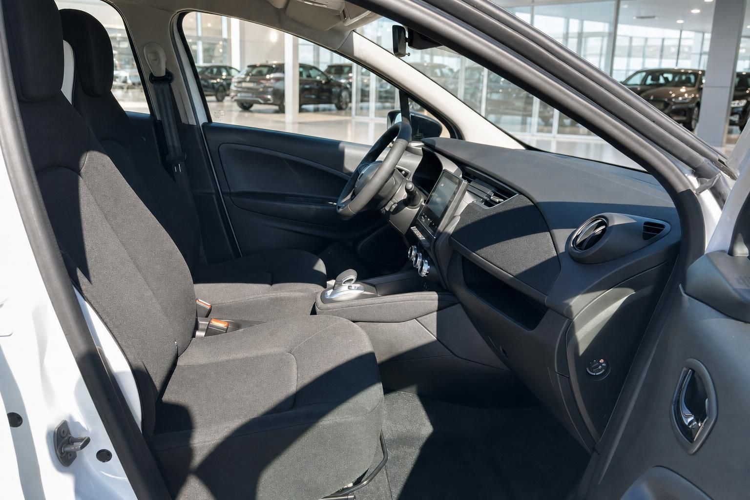 Renault Innenraum Beifahrerseite mit grauem Armaturenbrett und Mittelkonsole