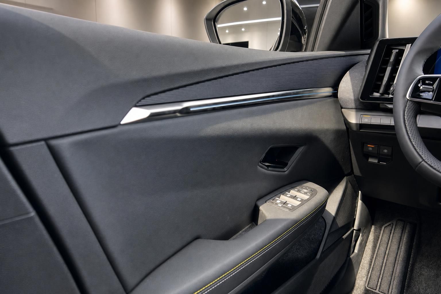 Renault Türverkleidung Detailansicht mit Fensterheber und Ambientebeleuchtung