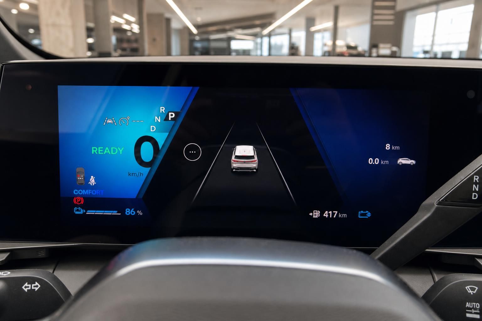 Digitales Kombiinstrument mit Ladestand und Reichweitenanzeige im Fahrzeug