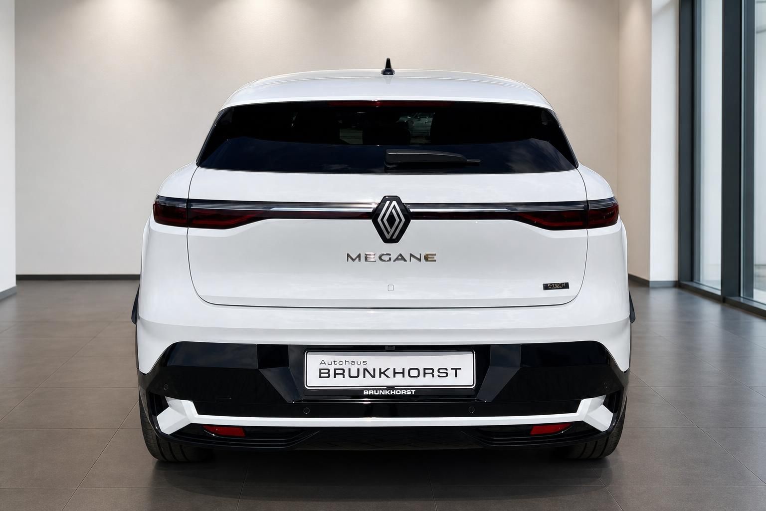 Renault Megane E-Tech weiß, Heckansicht mit Megane Schriftzug Brunkhorst