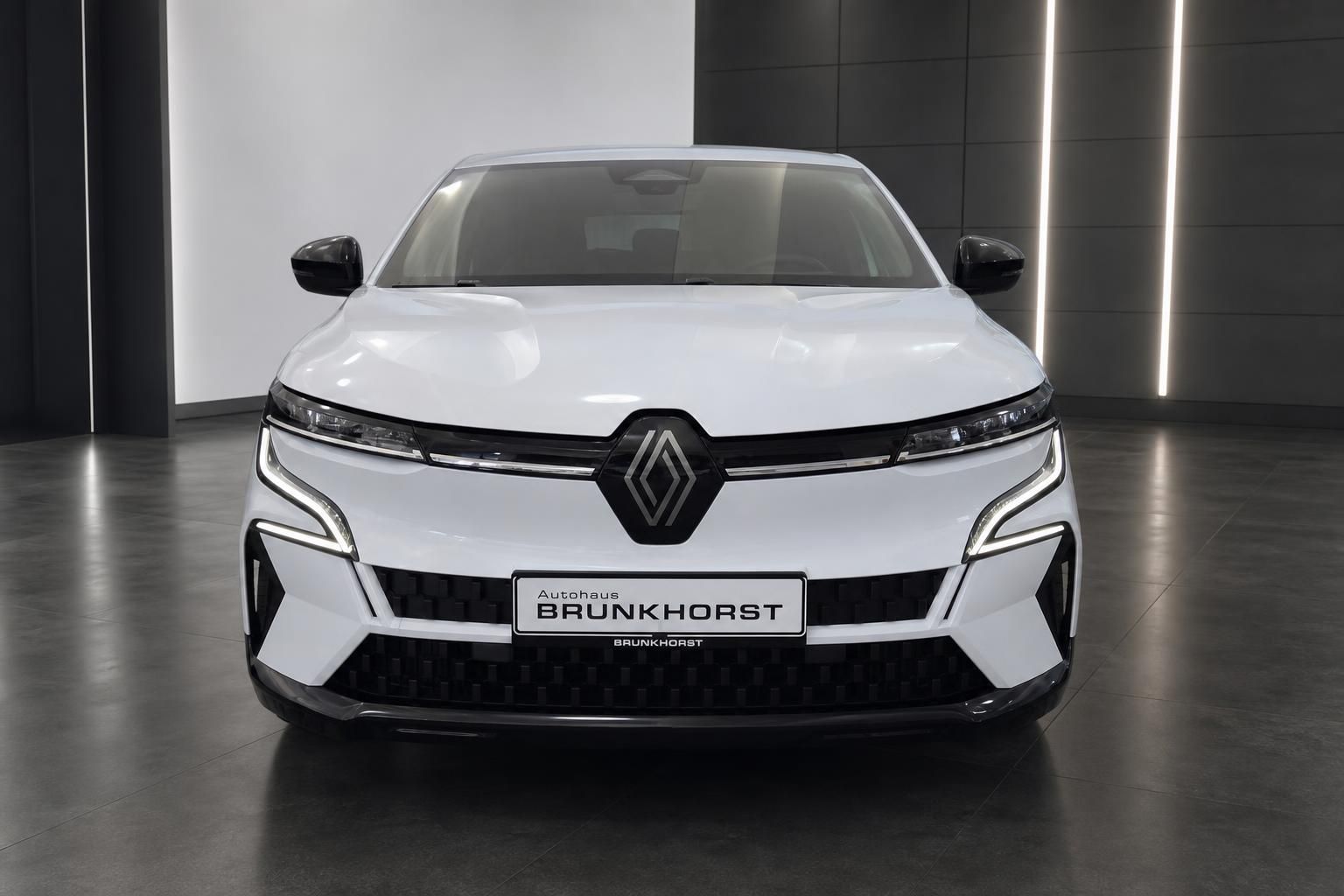 Renault Megane E-Tech weiß, Frontansicht mit Kennzeichenhalter Brunkhorst