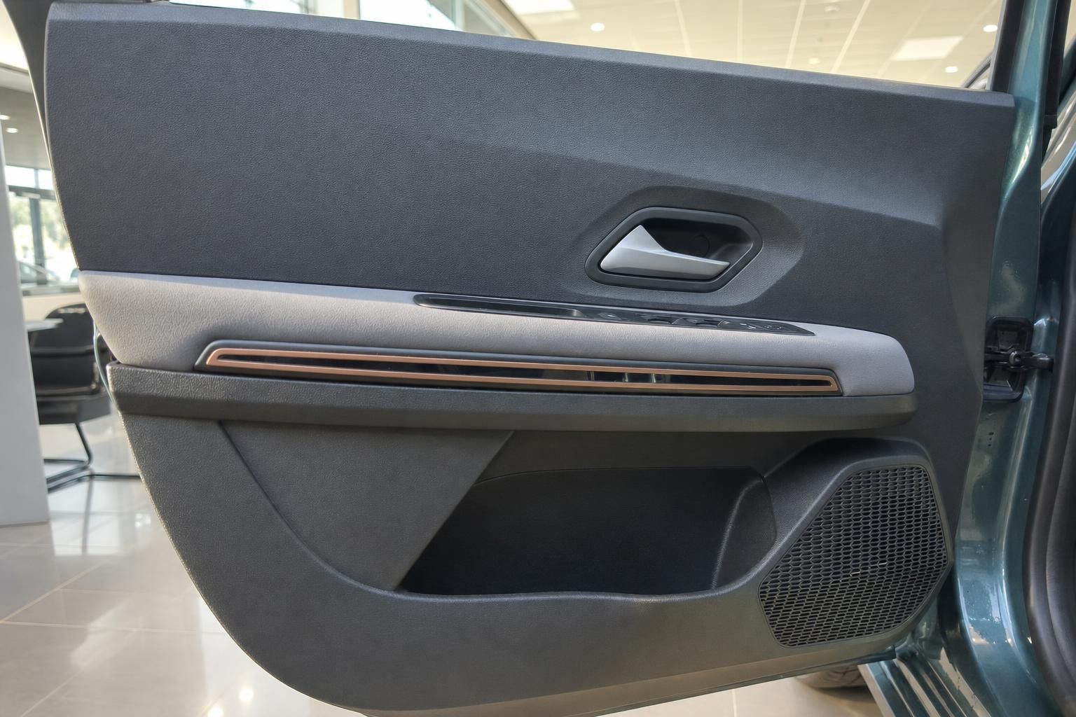 Dacia Türverkleidung mit Kupferdetails und Lautsprecher im Fahrzeuginnenraum