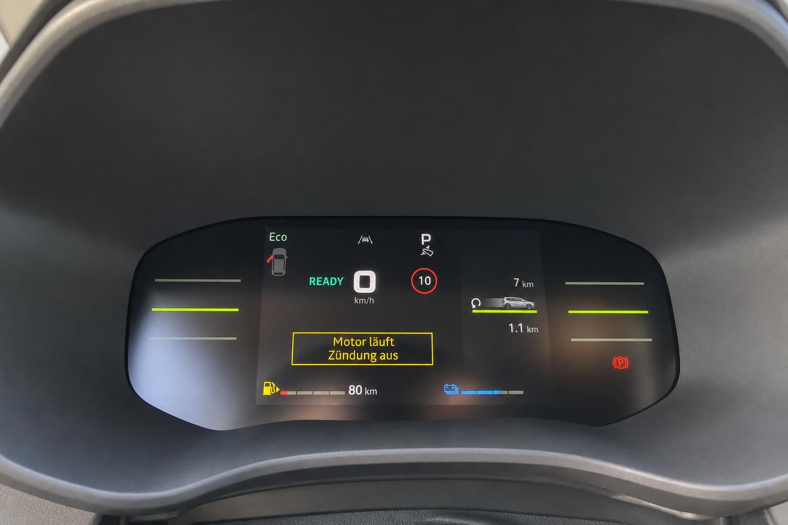Digitales Armaturenbrett mit Eco-Modus und Reichweitenanzeige im modernen Fahrzeug-Cockpit