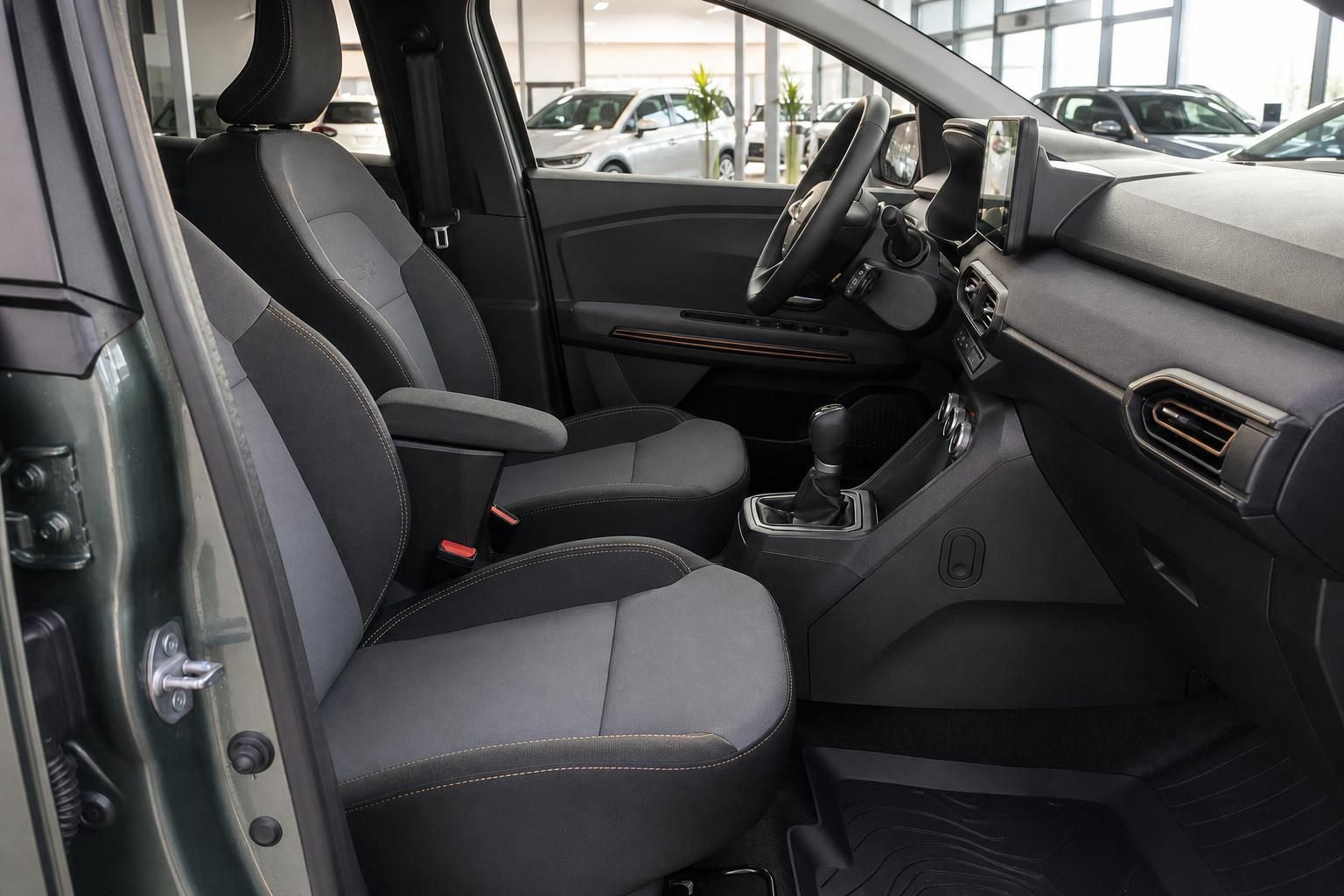 Dacia Fahrersitz und Innenraum mit Schaltgetriebe und modernem Design