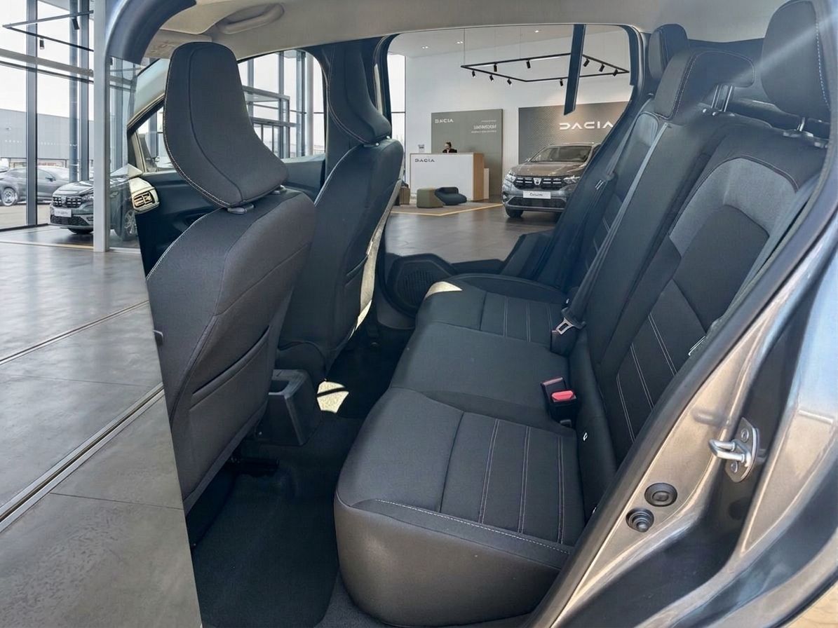 Rücksitzbank mit schwarzer Polsterung und Sicherheitsgurten in Dacia Fahrzeug
