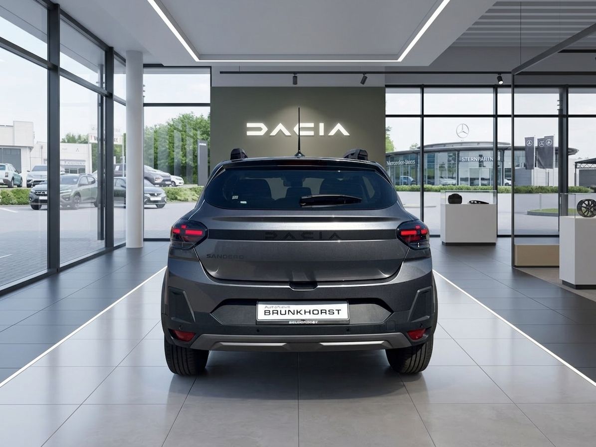 Dacia Sandero grauer Kompaktwagen Heckansicht im Dacia Showroom bei Brunkhorst