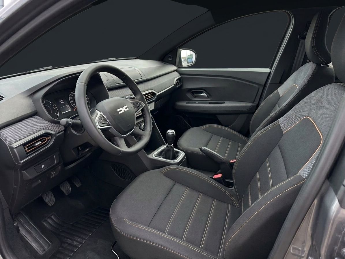 Dacia Fahrzeug Innenraum schwarz mit Schaltgetriebe Lenkrad und Sportsitzen Cockpit