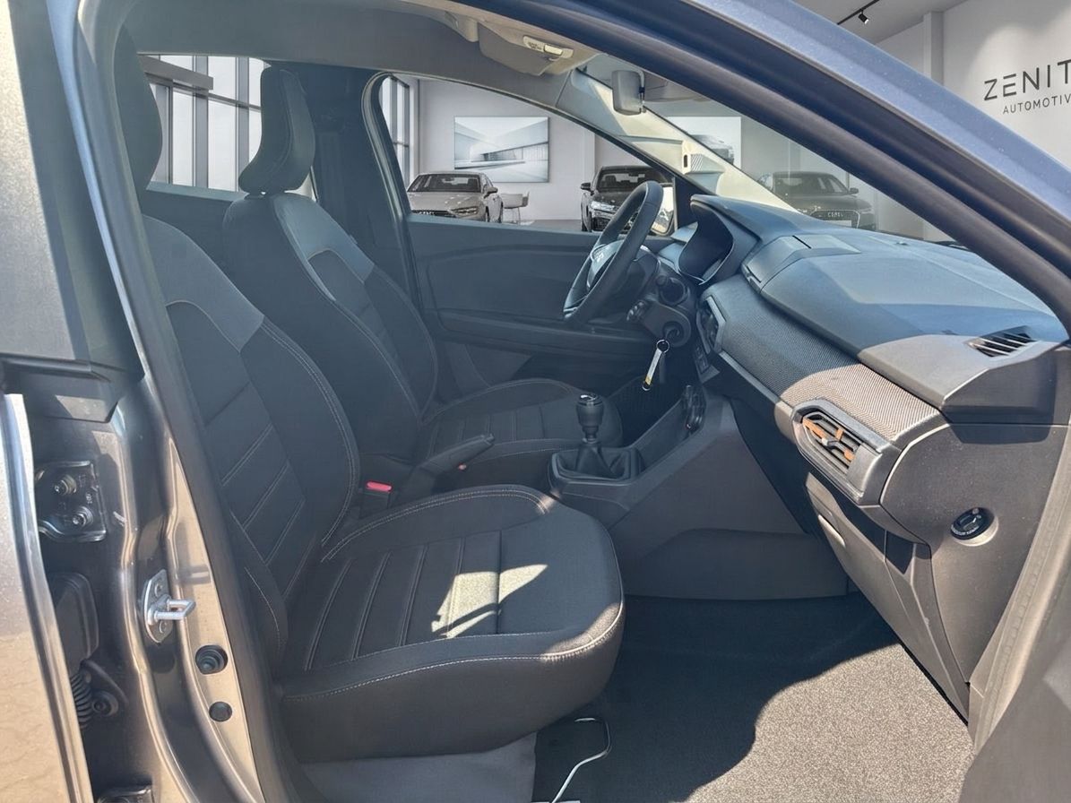 Fahrzeug-Innenraum mit schwarzen Sitzen, Schaltgetriebe und Beifahrerseite im Autohaus