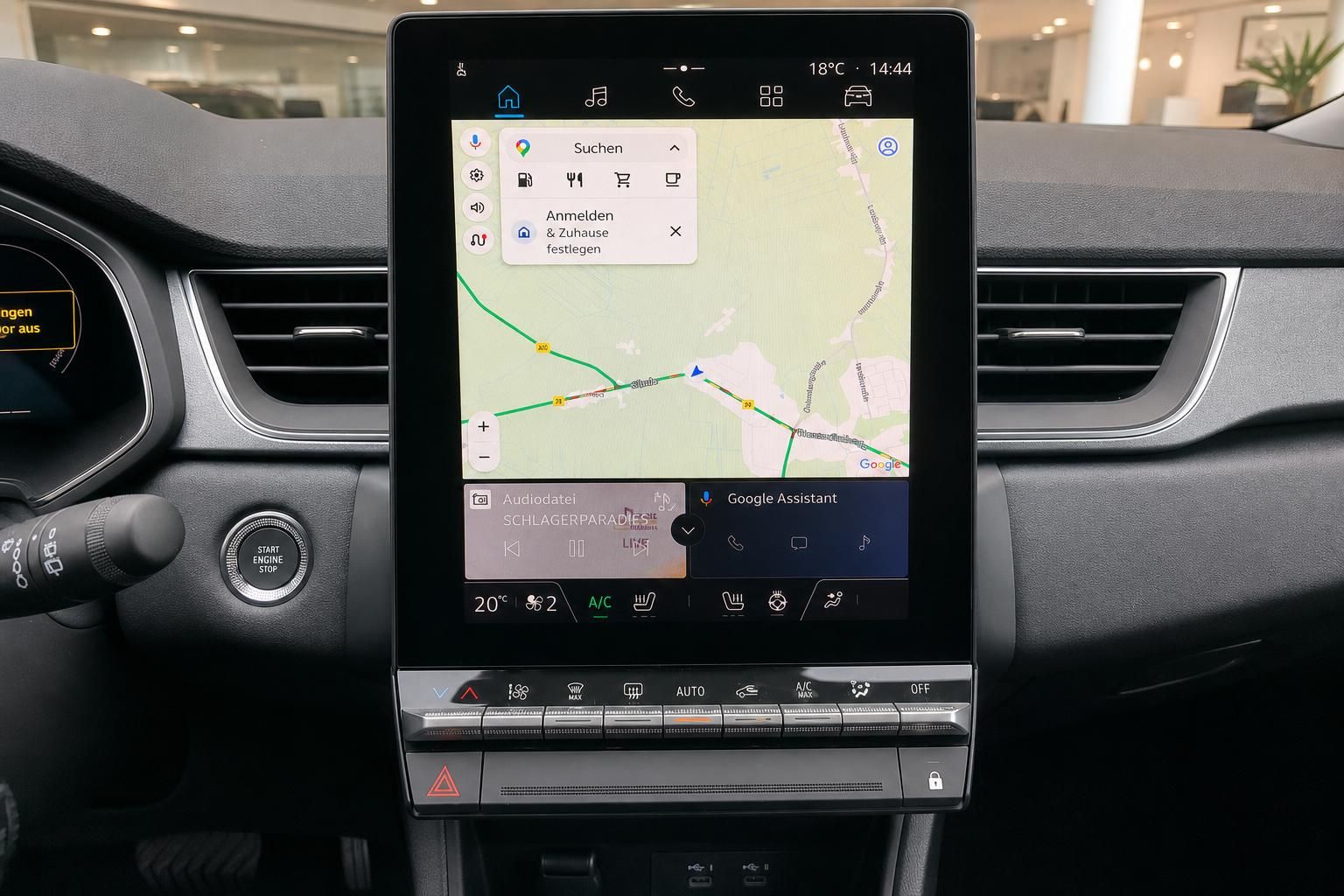 Renault Infotainment-Touchscreen mit Google Maps Navigation und Klimabedienfeld