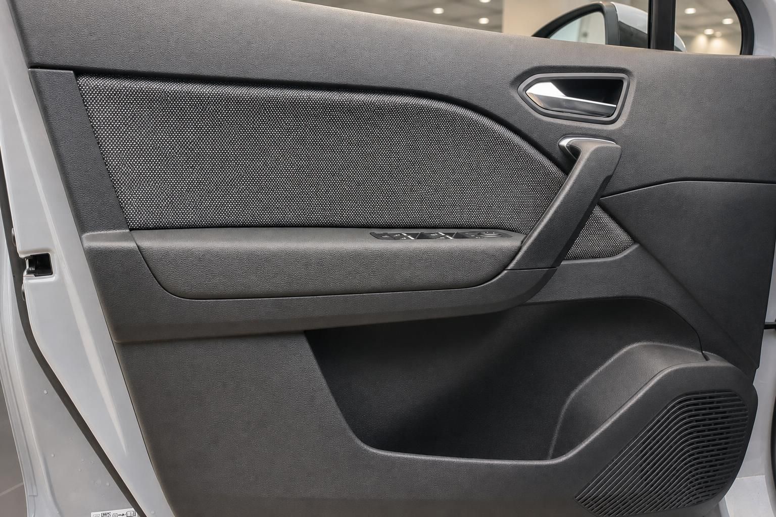 Fahrzeug Innenraum Türverkleidung hinten mit Türgriff und Lautsprecher in grauem Dekor