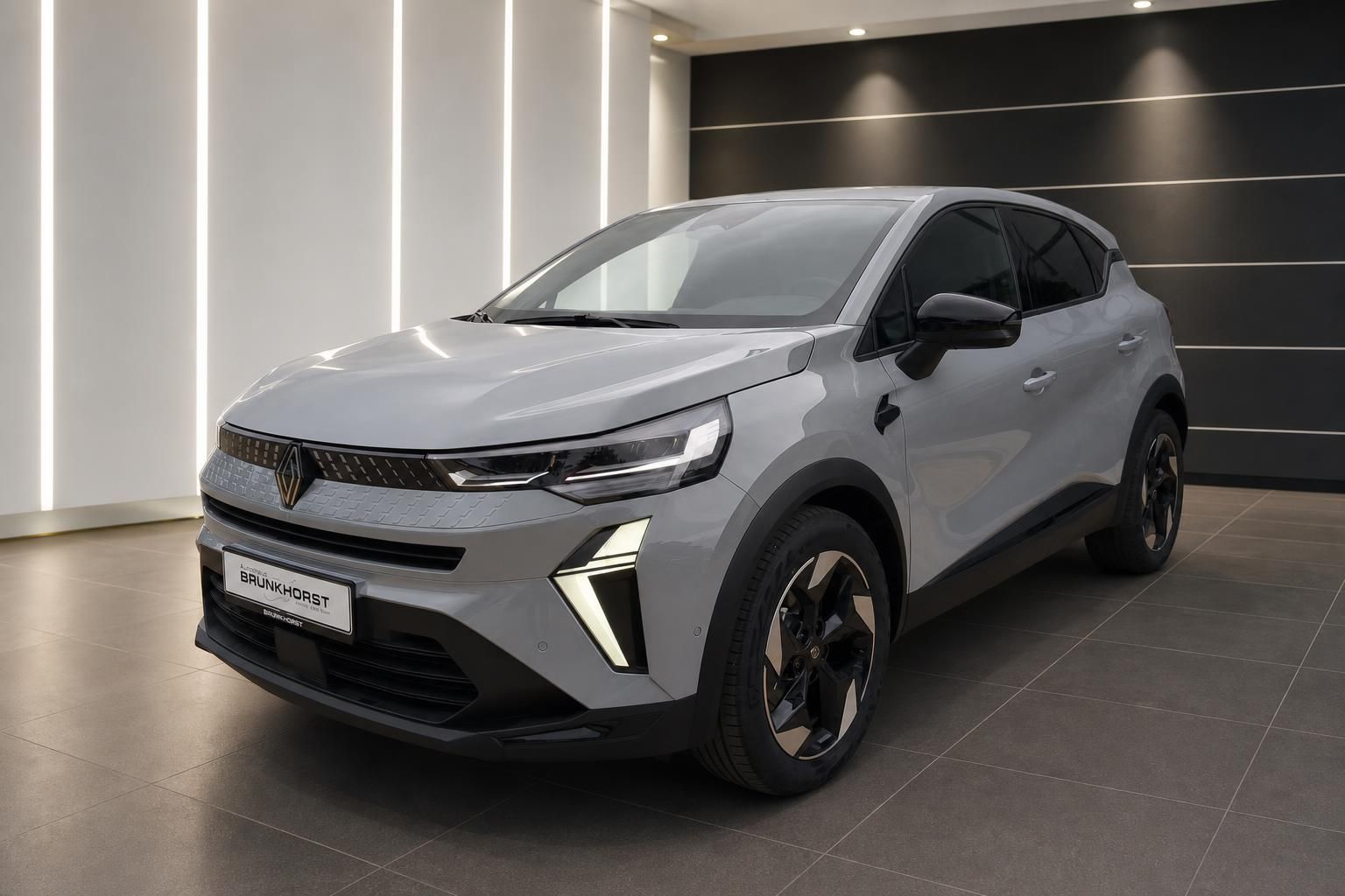 Renault Captur grau Schrägansicht vorne links im Autohaus Brunkhorst Showroom