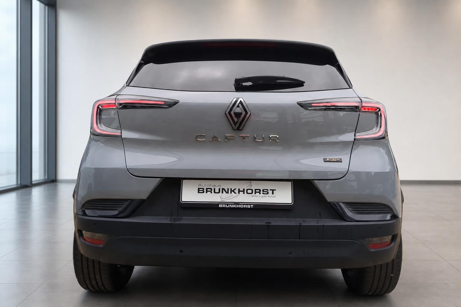 Renault Captur E-Tech grau Heckansicht mit LED-Rückleuchten bei Autohaus Brunkhorst