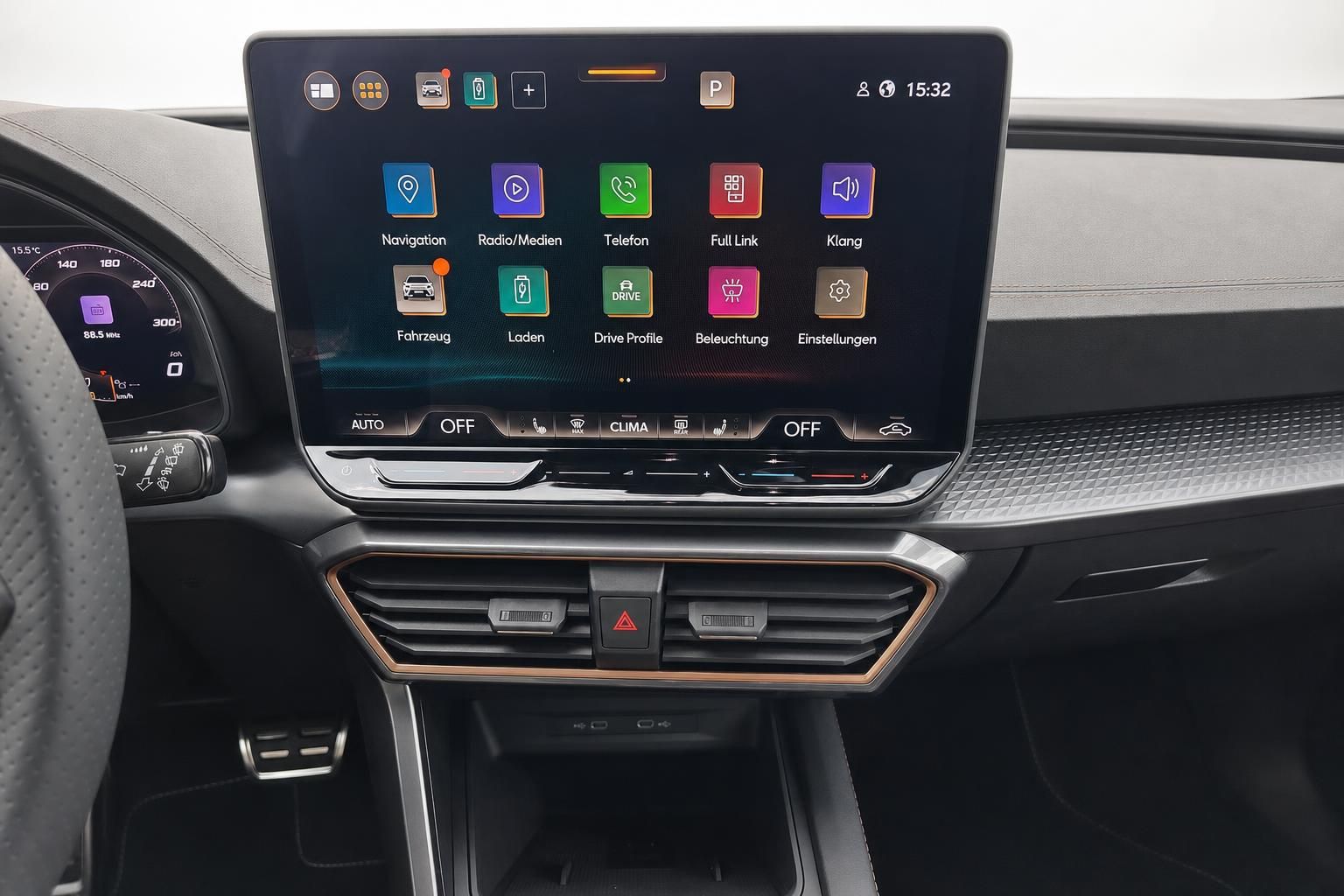 Infotainment-Display des Cupra mit Menue fuer Navigation und Fahrzeugeinstellungen