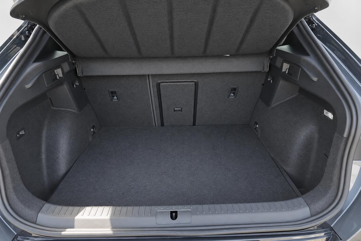 Kofferraum eines Cupra Kombis mit großem Ladevolumen und Gepaeckraumabdeckung