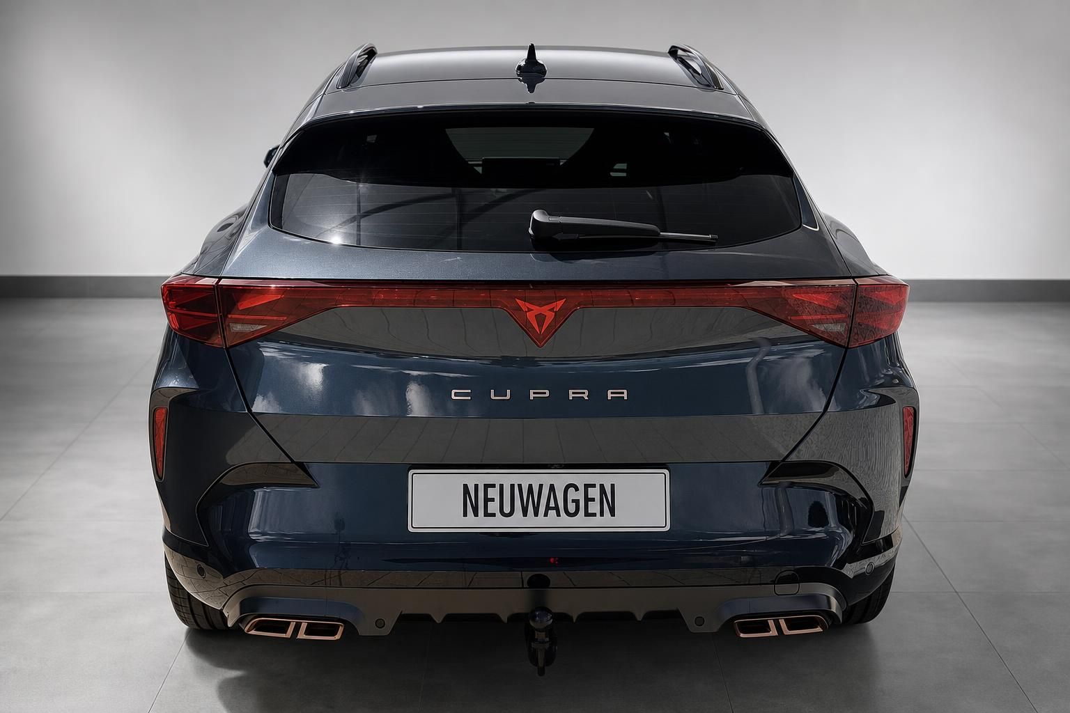 Cupra Formentor in Blau, Heckansicht mit LED-Rueckleuchten
