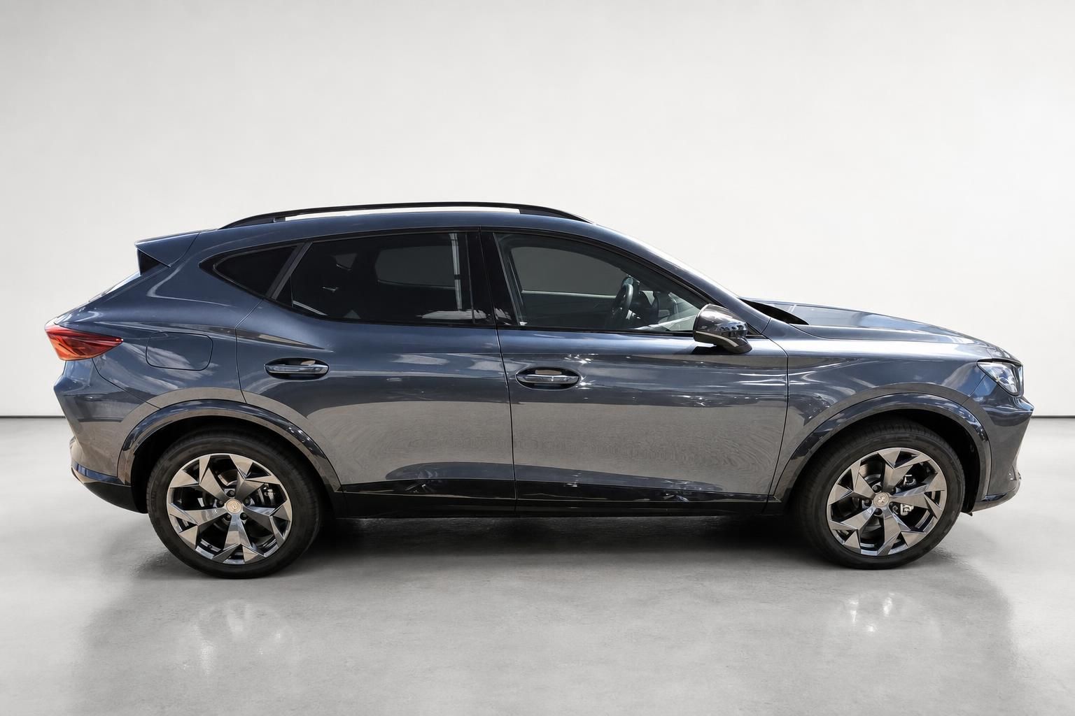 Cupra Formentor in Grau, seitliche Ansicht im Studio