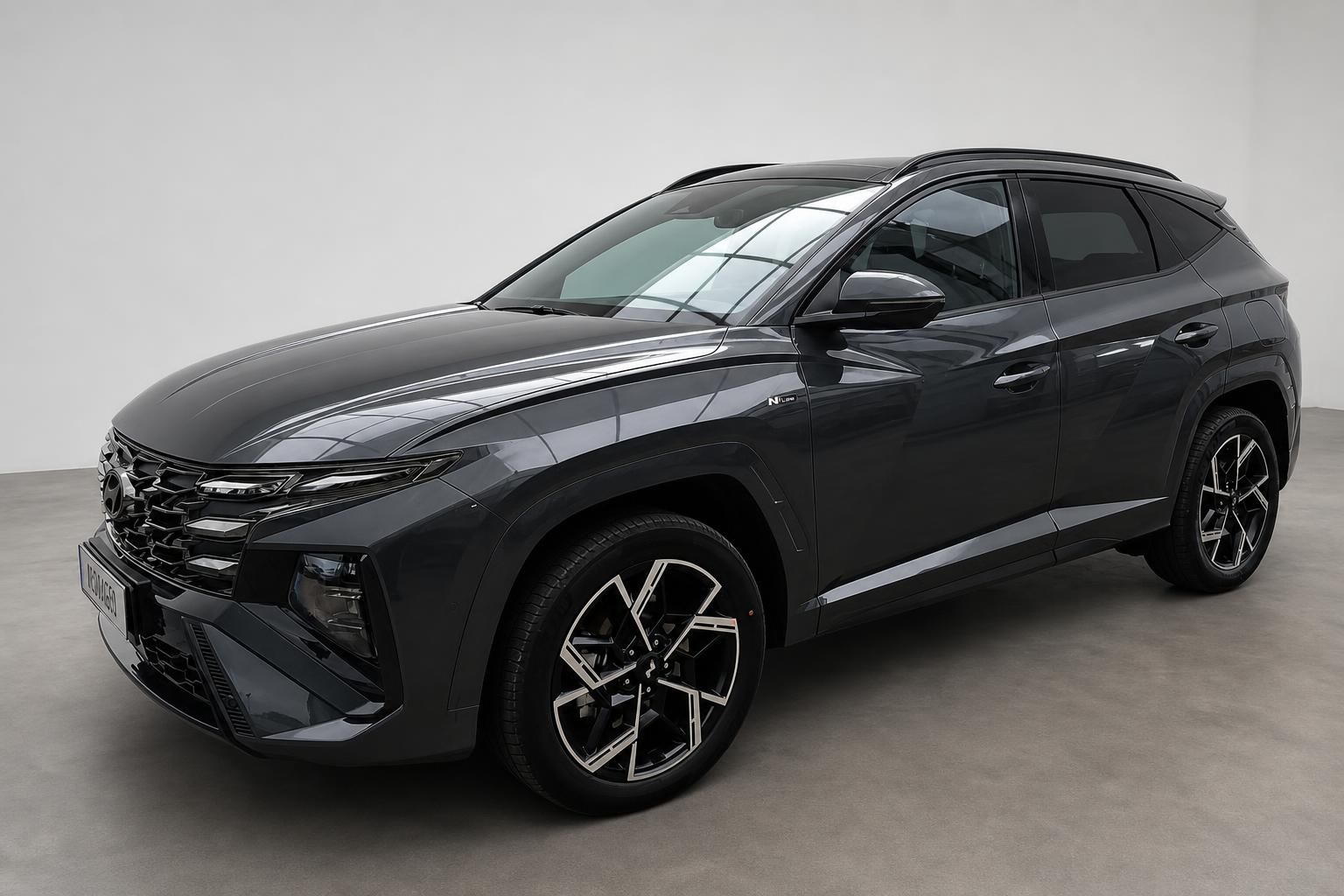 Hyundai Tucson N Line in Grau, Frontansicht schräg im Studio