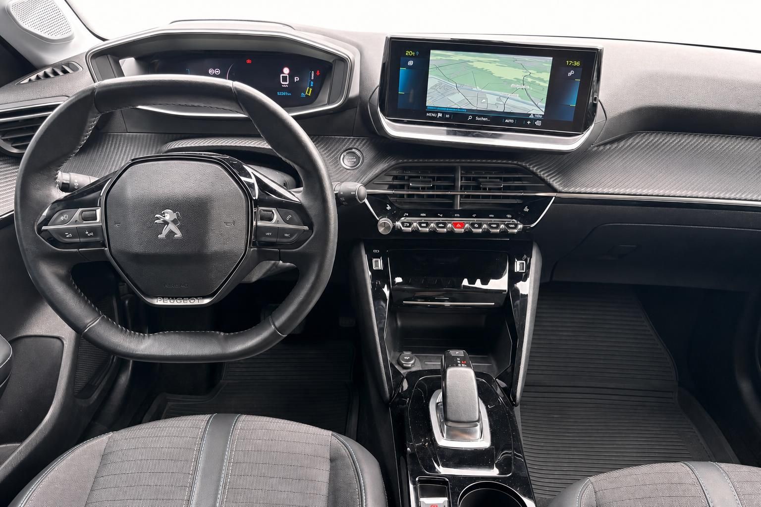 Peugeot Cockpit mit Lenkrad, Digitaltacho und Navigationssystem