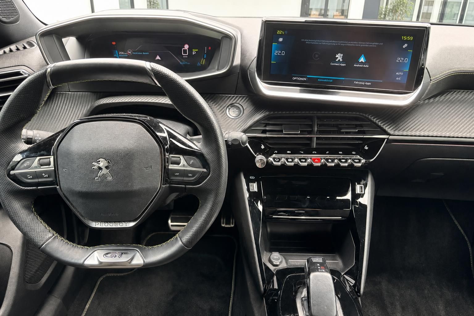 Peugeot GT Cockpit mit Lenkrad und Infotainment Display