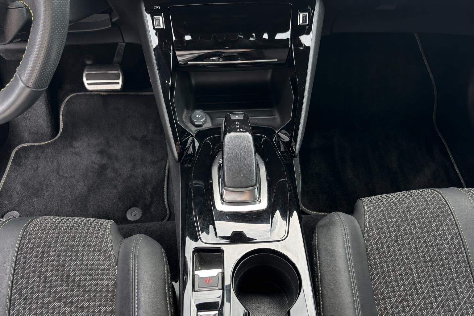 Mittelkonsole mit Automatikschaltung und Getraenkehalter im Peugeot