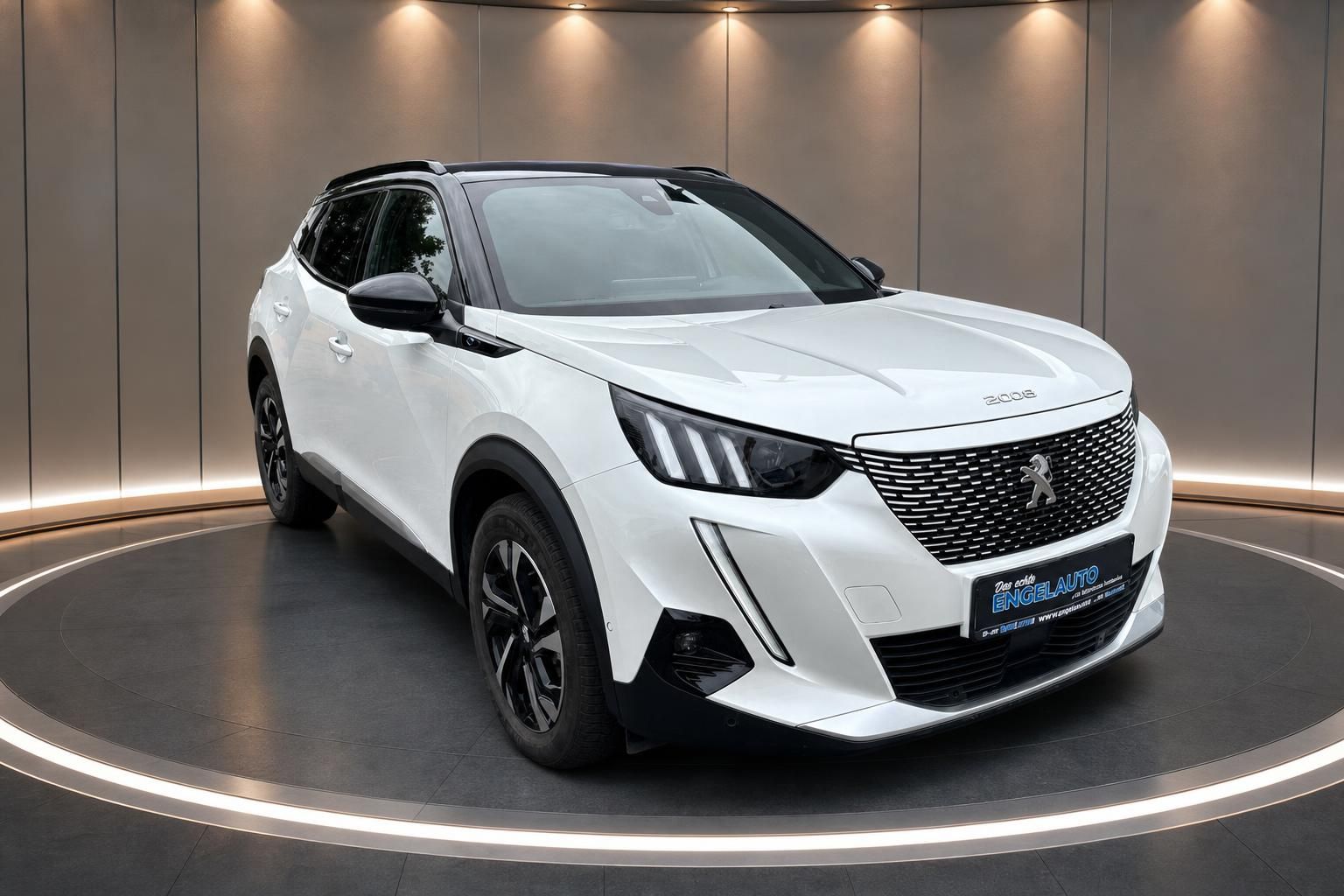 Peugeot 2008 weiß Front schräg mit LED-Scheinwerfern