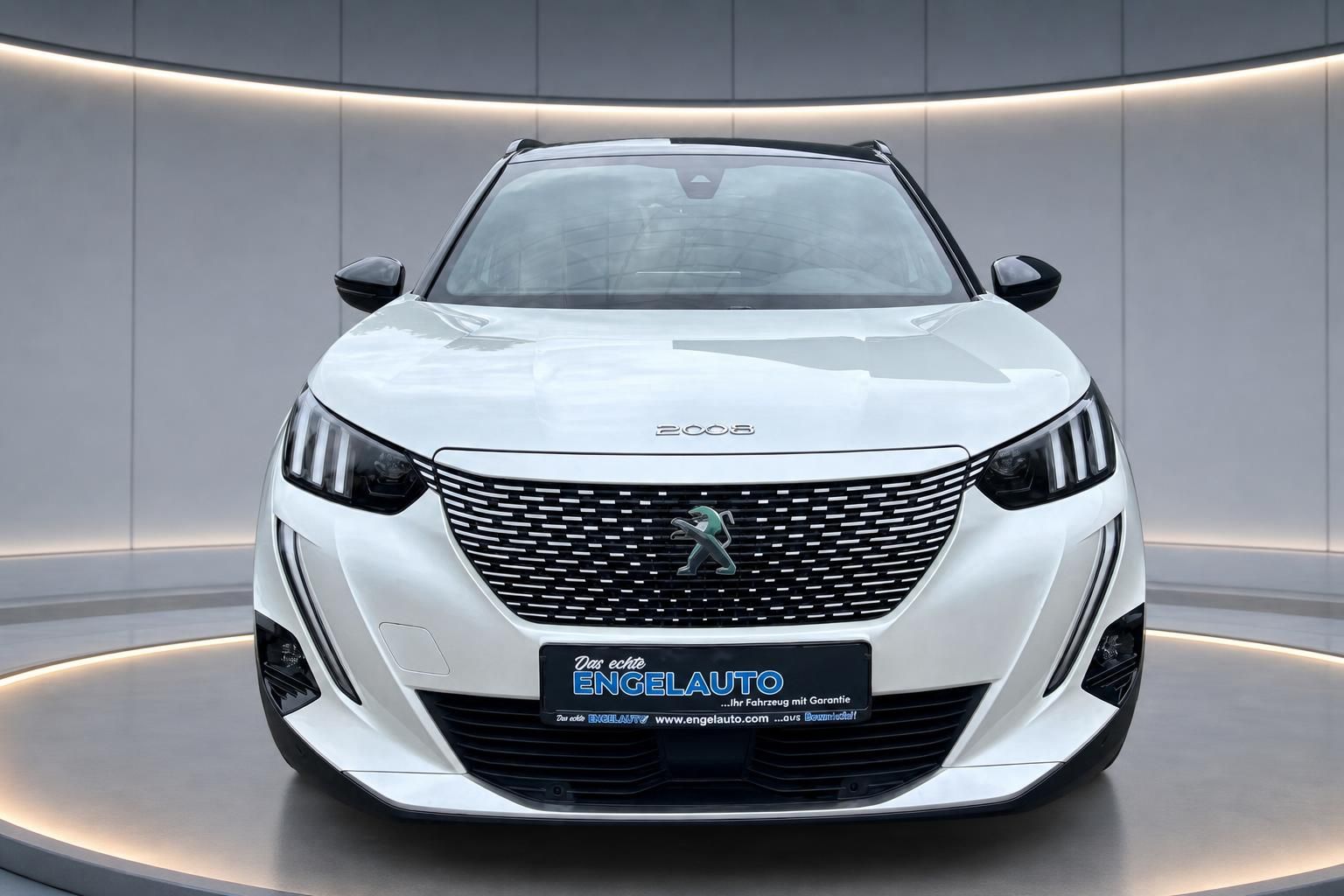 Peugeot 2008 weiß Frontansicht mit Kühlergrill und Löwenlogo