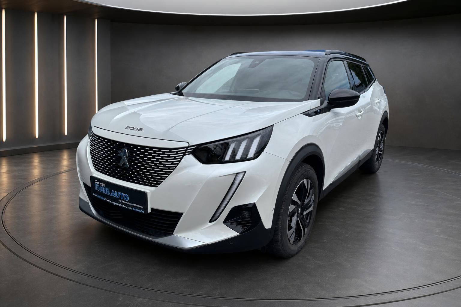 Peugeot 2008 weiß Frontansicht schräg im Showroom
