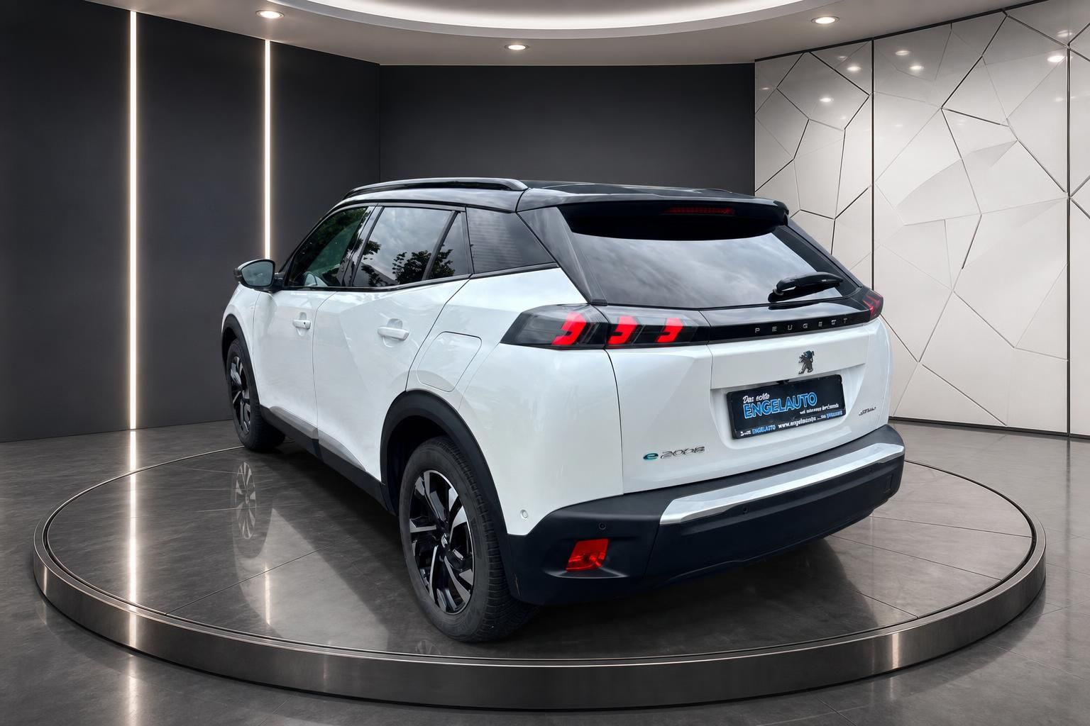 Peugeot e-2008 weiß Heckansicht auf Drehbühne im Autohaus