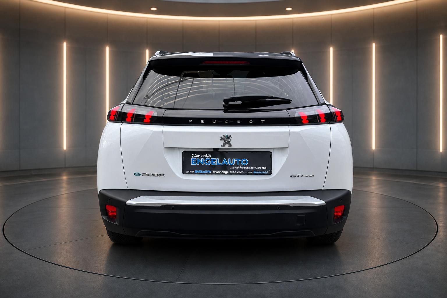 Peugeot e-2008 GT Line weiß, Heckansicht mit Kennzeichenrahmen