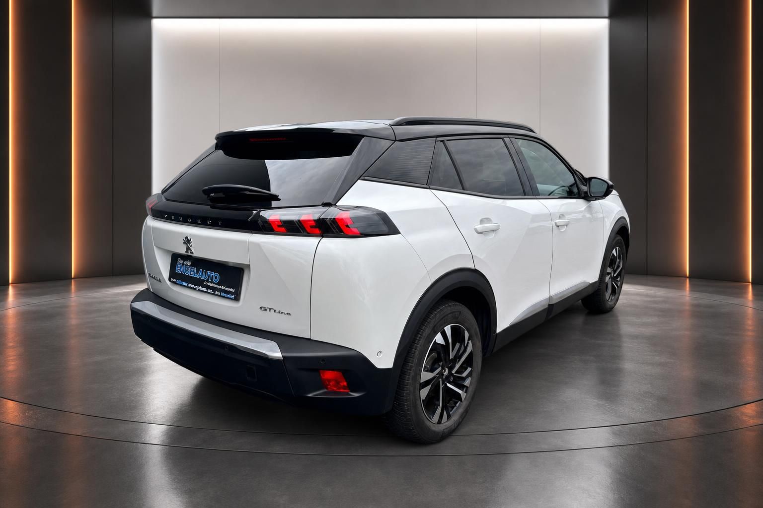 Peugeot 2008 GT Line weiß, Heckansicht schräg im Showroom