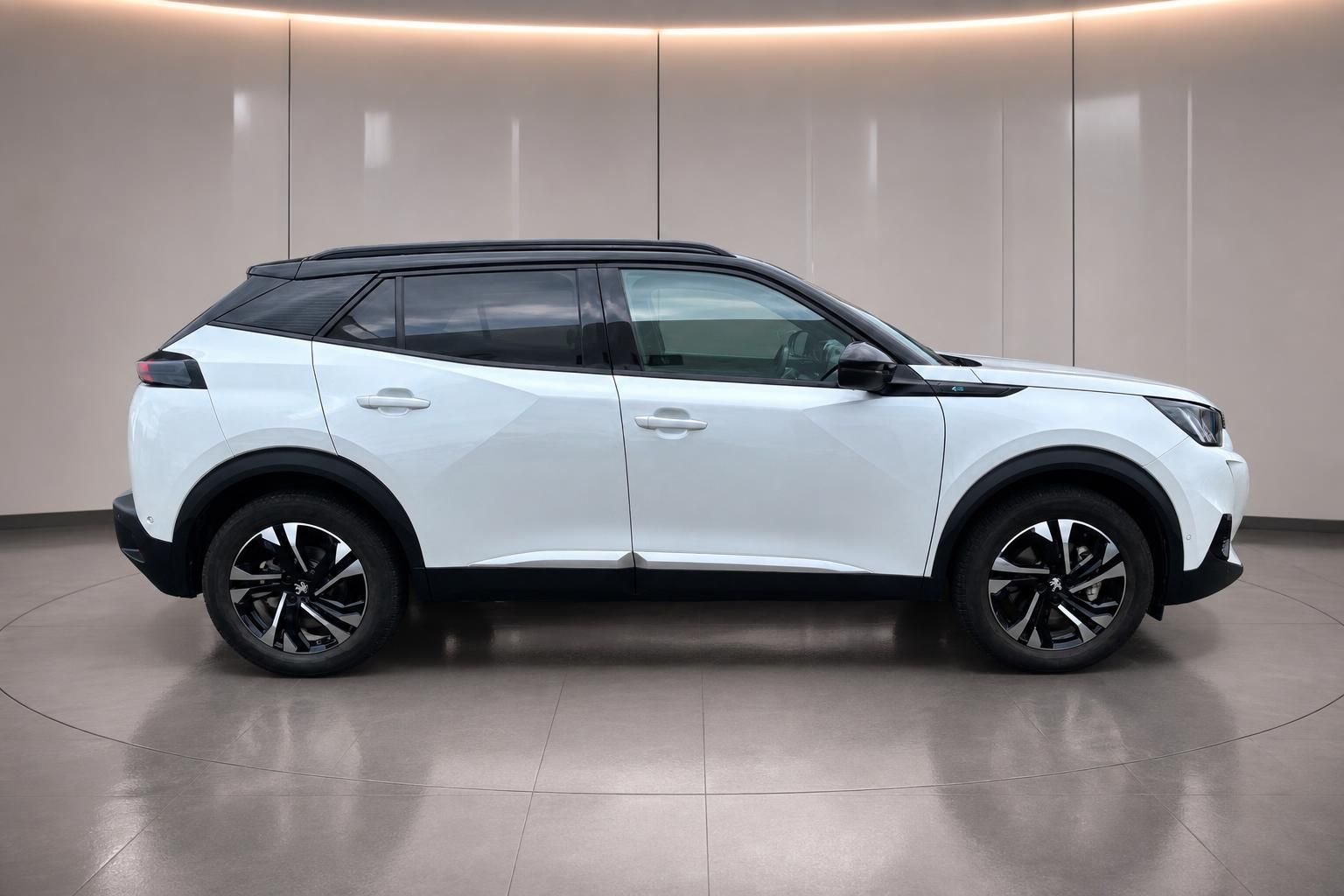 Peugeot 2008 GT Line weiß, Seitenansicht im Studio