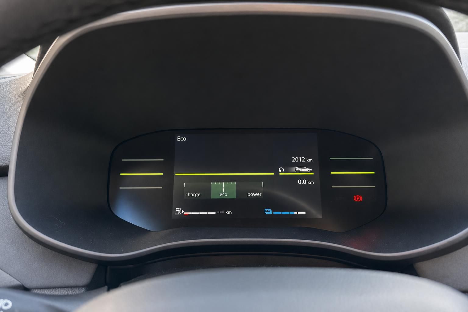 Digitales Kombiinstrument mit Eco-Modus und Reichweitenanzeige im modernen Fahrzeug-Cockpit