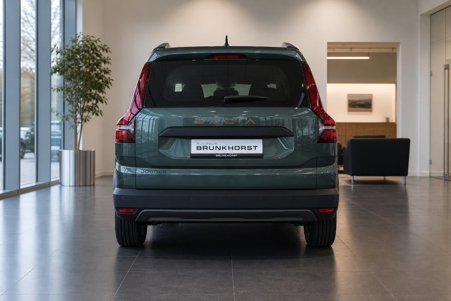 Dacia Jogger grün Heckansicht im Autohaus - 7-Sitzer Familienwagen