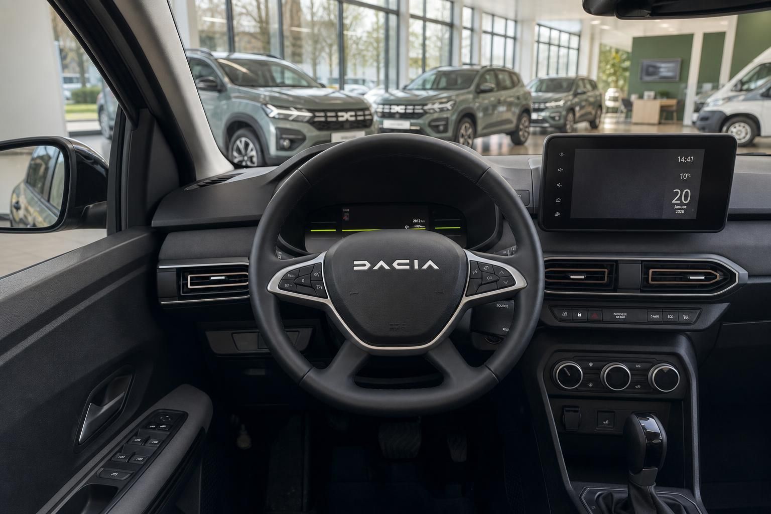 Dacia Cockpit mit Lenkrad, Armaturenbrett und Touchscreen im Autohaus