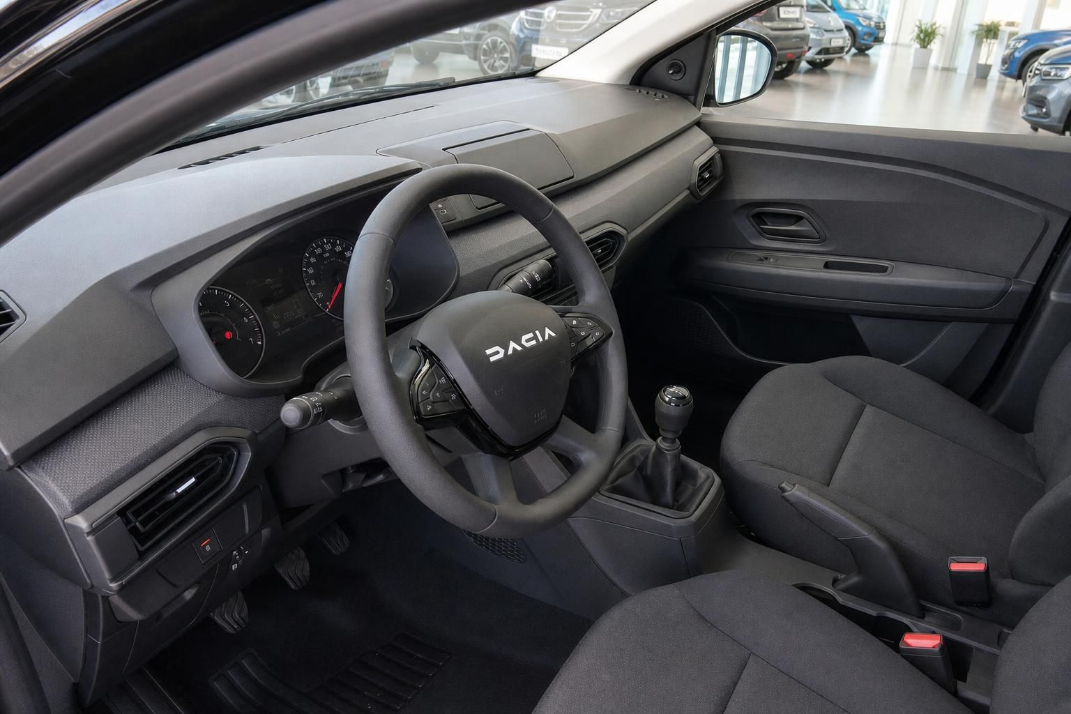 Dacia Sandero Innenraum schwarz - Cockpit mit Lenkrad, Schaltgetriebe und Kombiinstrument
