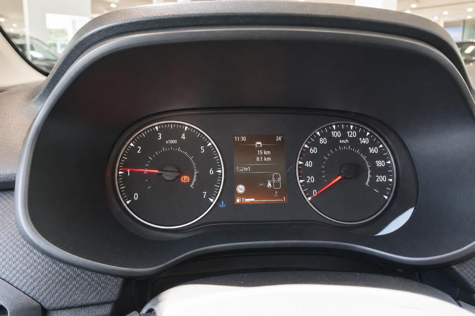 Dacia Kombiinstrument mit Tachometer und Drehzahlmesser - Armaturenbrett Detail