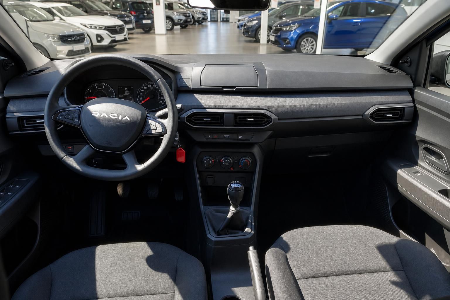 Dacia Cockpit-Übersicht mit Lenkrad, Armaturenbrett und Schaltknauf