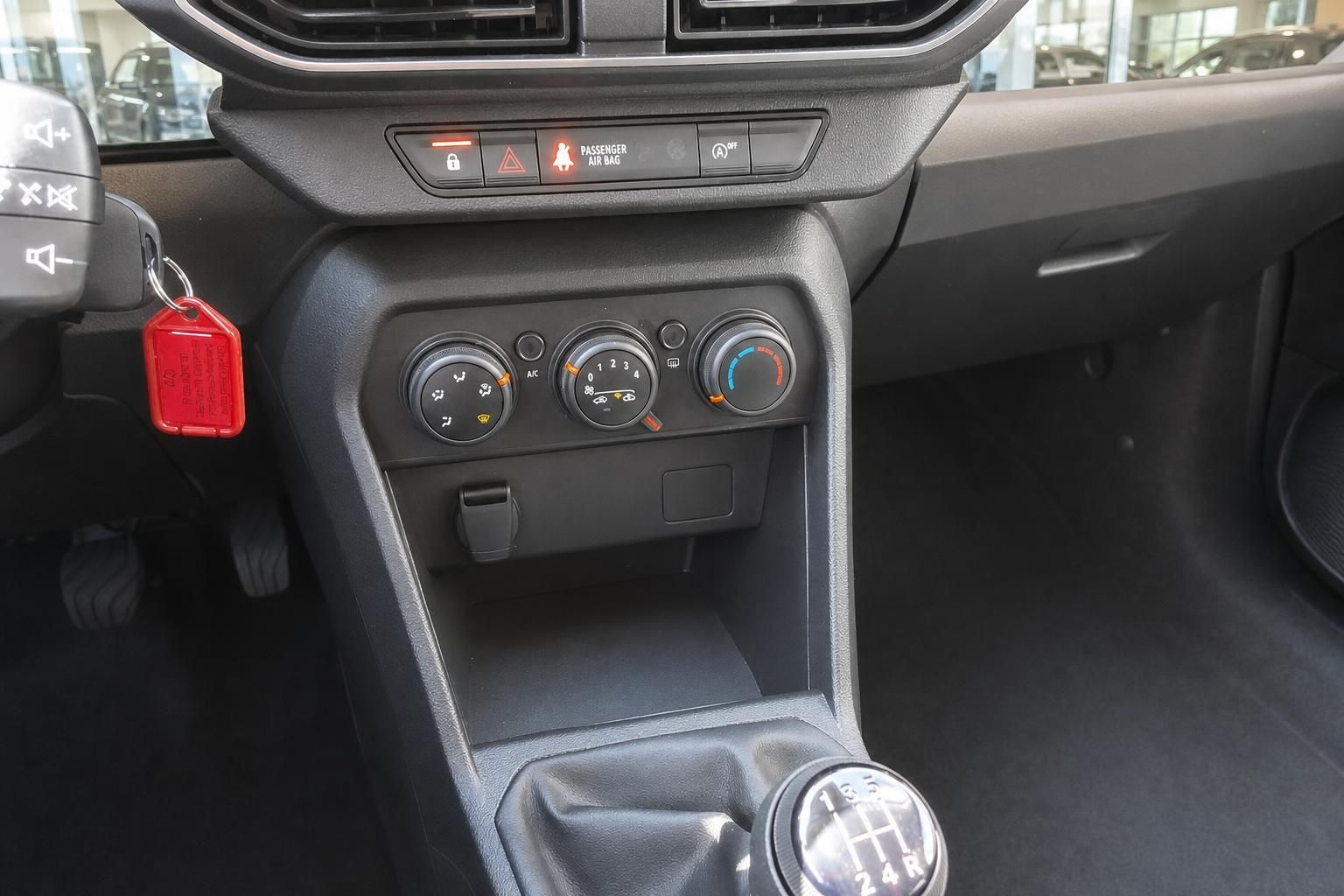 Dacia Klimabedienung und Mittelkonsole mit Schaltknauf - Innenraumdetail